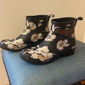 Women’s CHOOKA ankle rain boots in great condition
